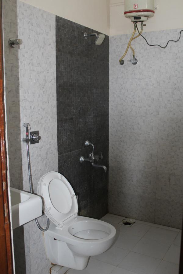 Royale Inn Вапі Екстер'єр фото