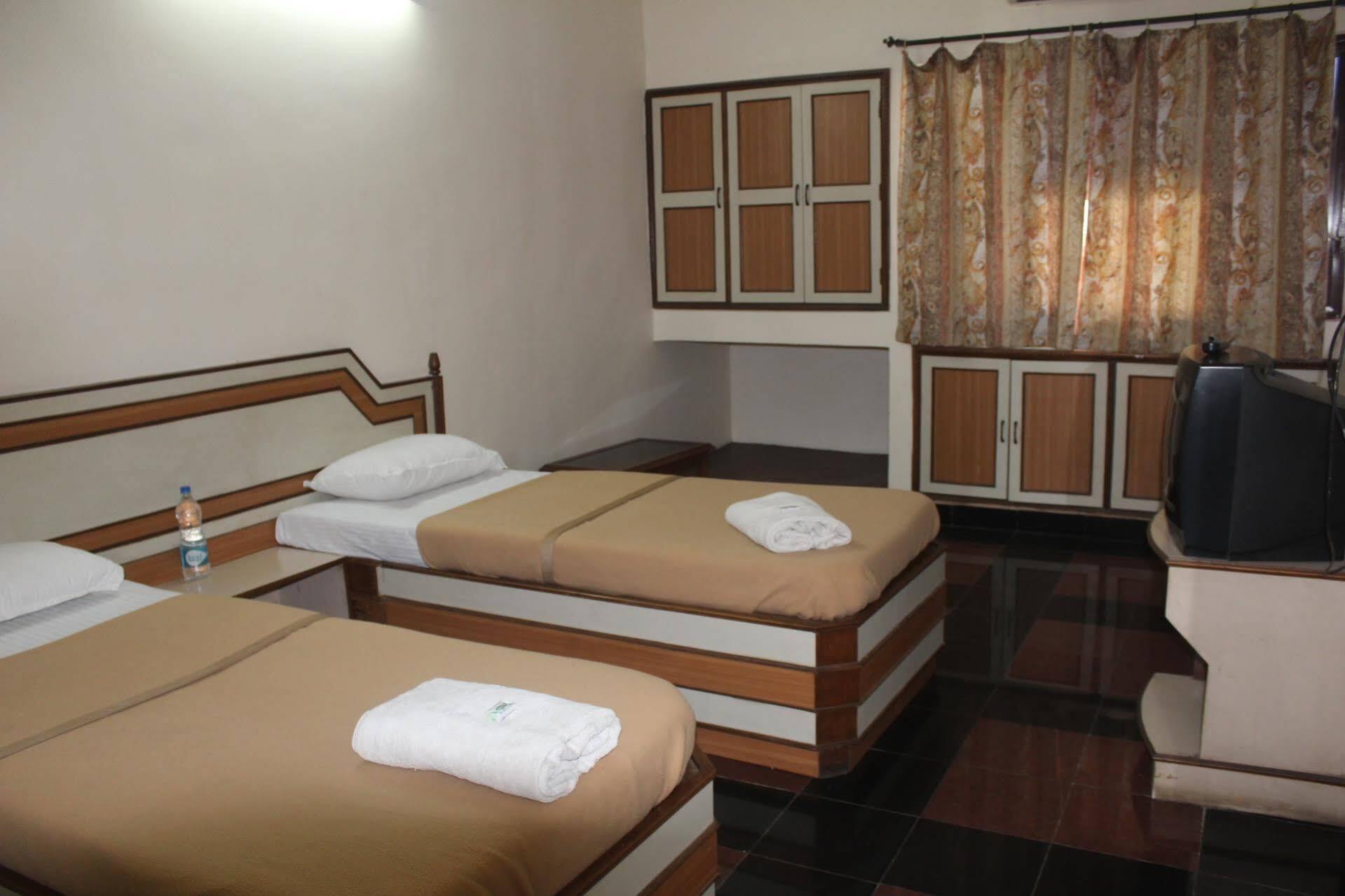 Royale Inn Вапі Екстер'єр фото