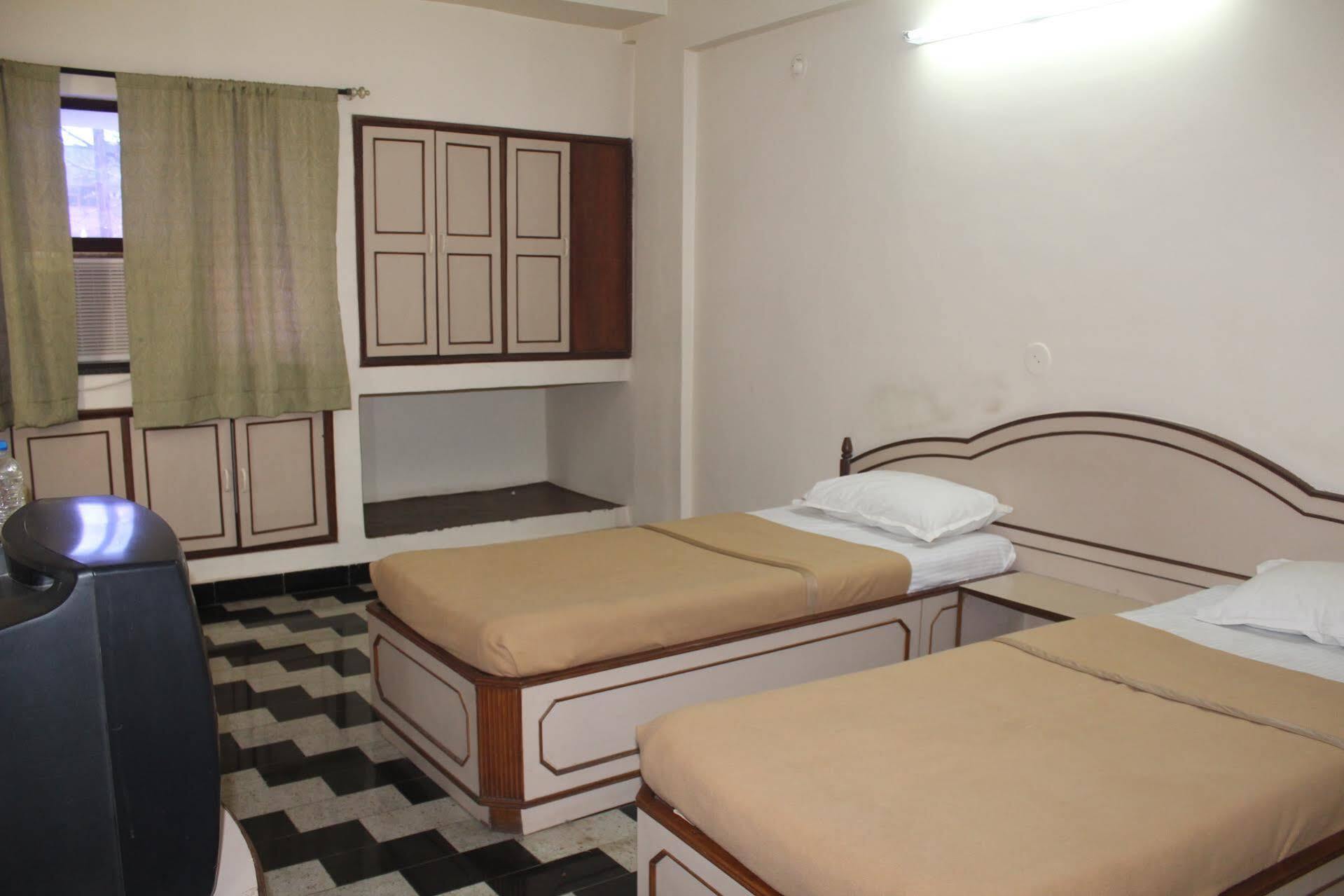 Royale Inn Вапі Екстер'єр фото